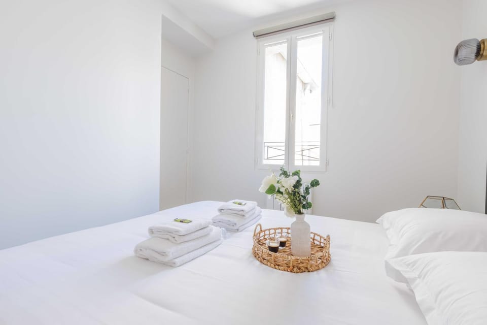 Bed, towels
