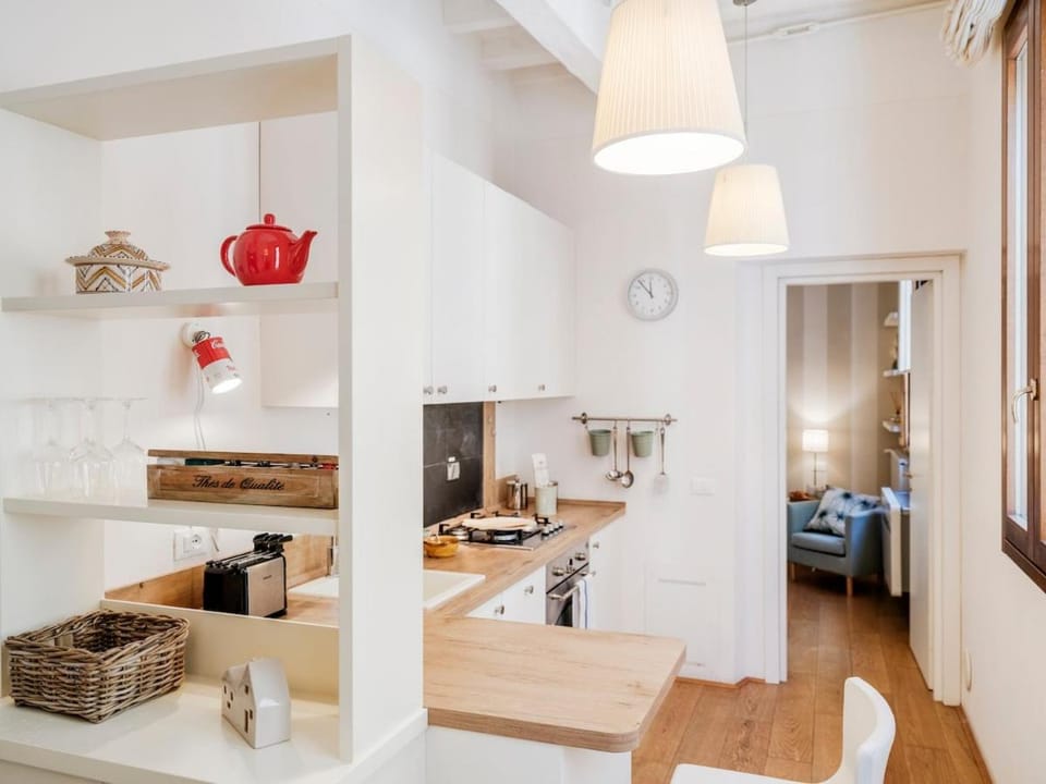 Kitchen or kitchenette, Photo of the whole room, Seating area, Dining area, Food