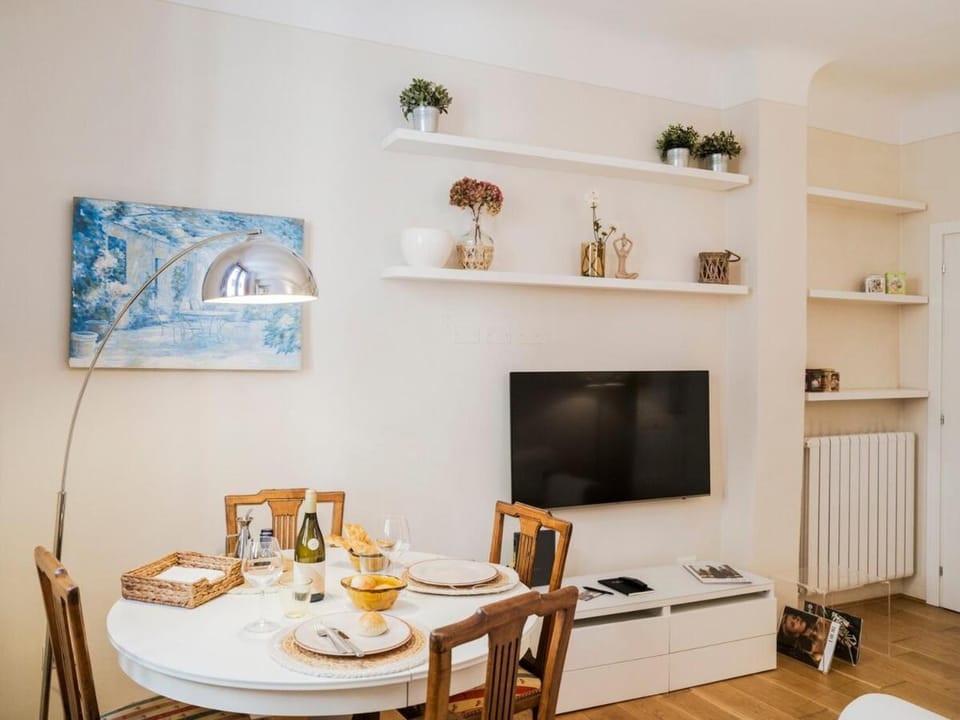 TV and multimedia, Living room, Seating area, Dining area