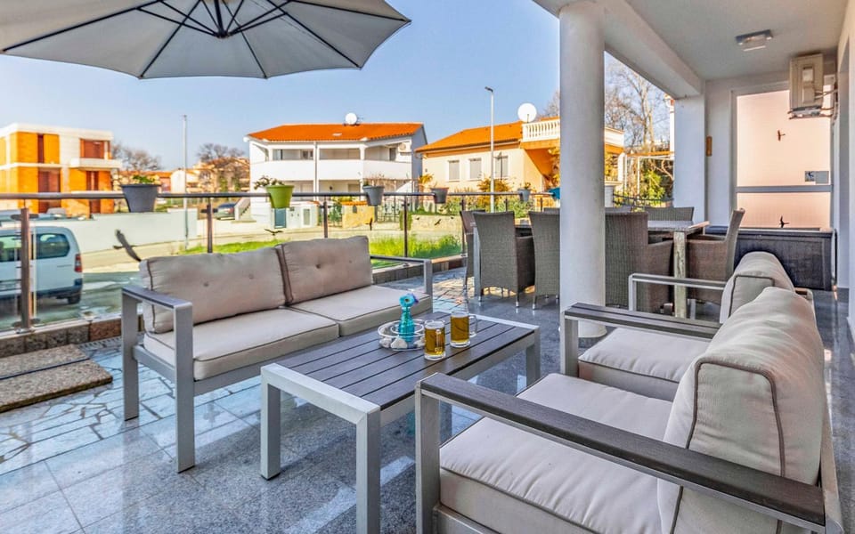 View (from property/room), Balcony/Terrace, Seating area, Dining area