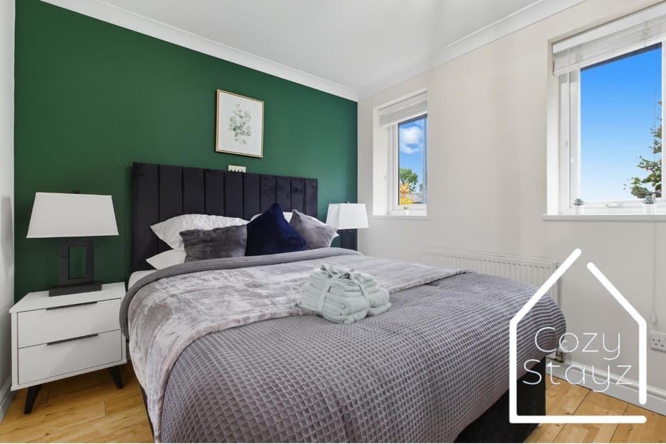 Bed, Photo of the whole room, Bedroom, towels