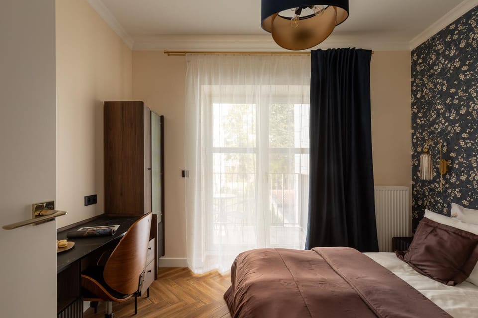 Bed, Photo of the whole room, Seating area, Bedroom, towels, wardrobe