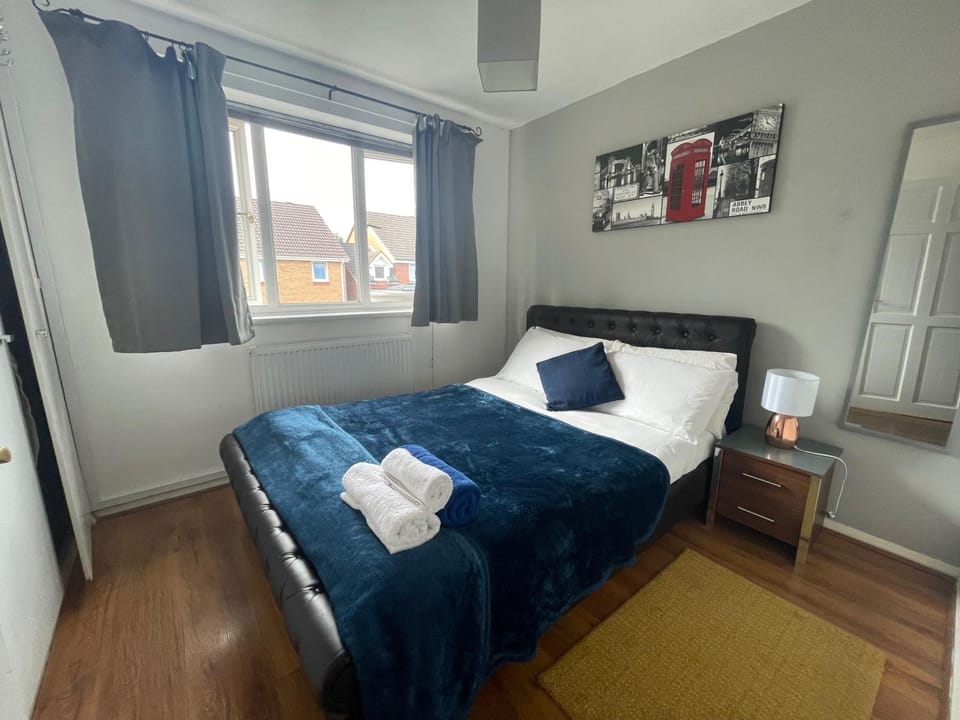 Bed, Photo of the whole room, Bedroom, towels