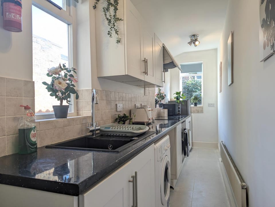 Charming 3-Bed Home Near Centre Free Parking House in York