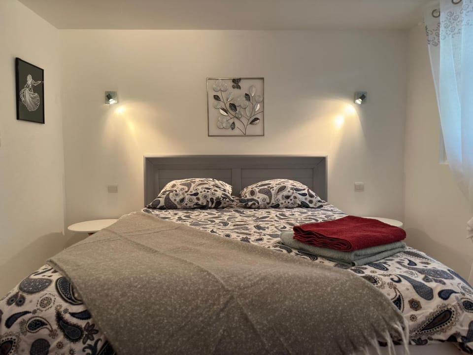 Bed, towels