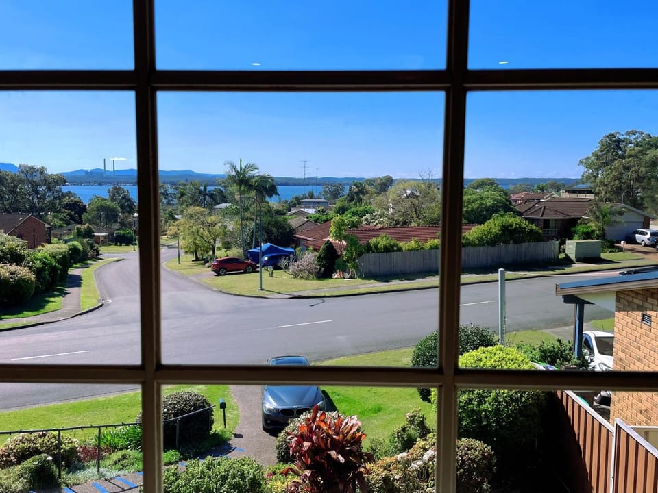 Sunny Lakeview Lodge- Perfect for Family & Friends House in Lake Macquarie