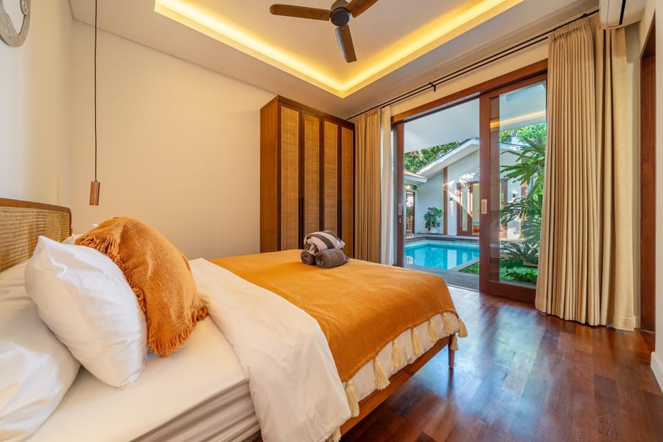 Bed, Photo of the whole room, Bedroom, Pool view, Swimming pool