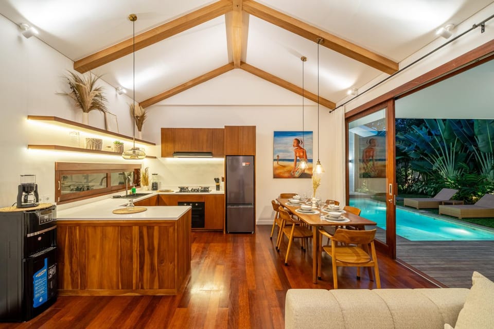 Kitchen or kitchenette, Living room, Pool view, oven, stove