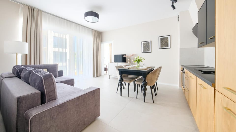 TV and multimedia, Kitchen or kitchenette, Living room, Seating area, Dining area