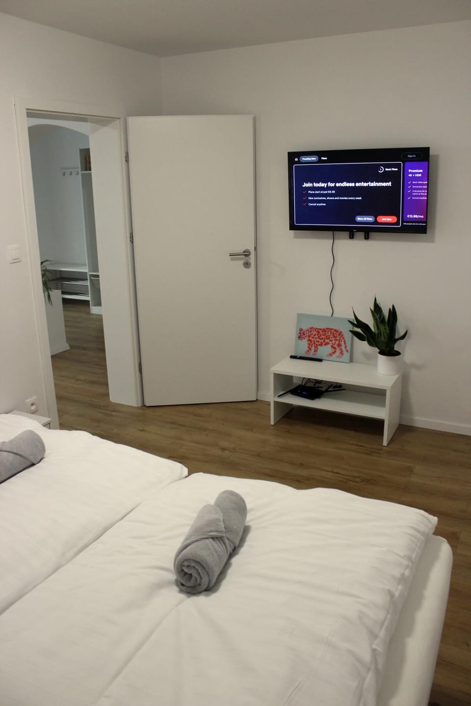 Bed, TV and multimedia, Bedroom