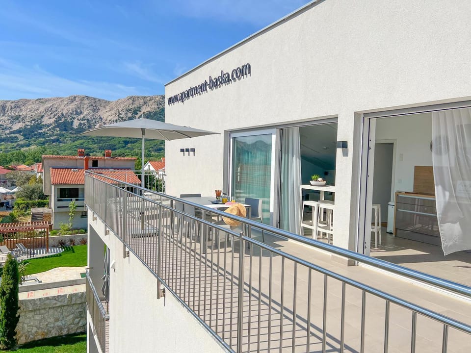 Day, Natural landscape, View (from property/room), Balcony/Terrace, Balcony/Terrace, Seating area, Dining area, Mountain view