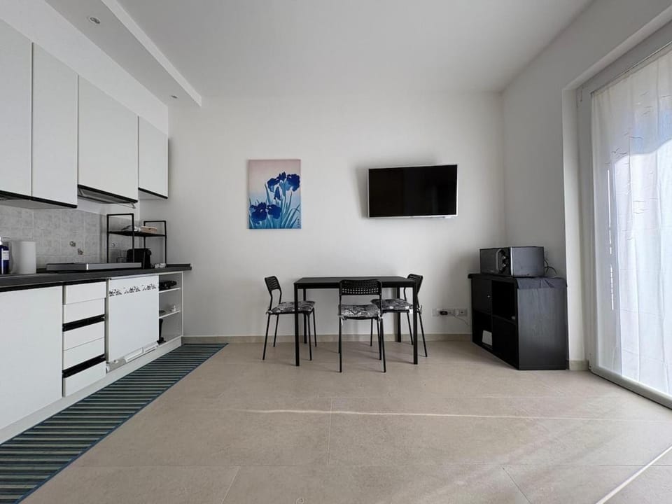 TV and multimedia, Kitchen or kitchenette, Dining area, oven, stove