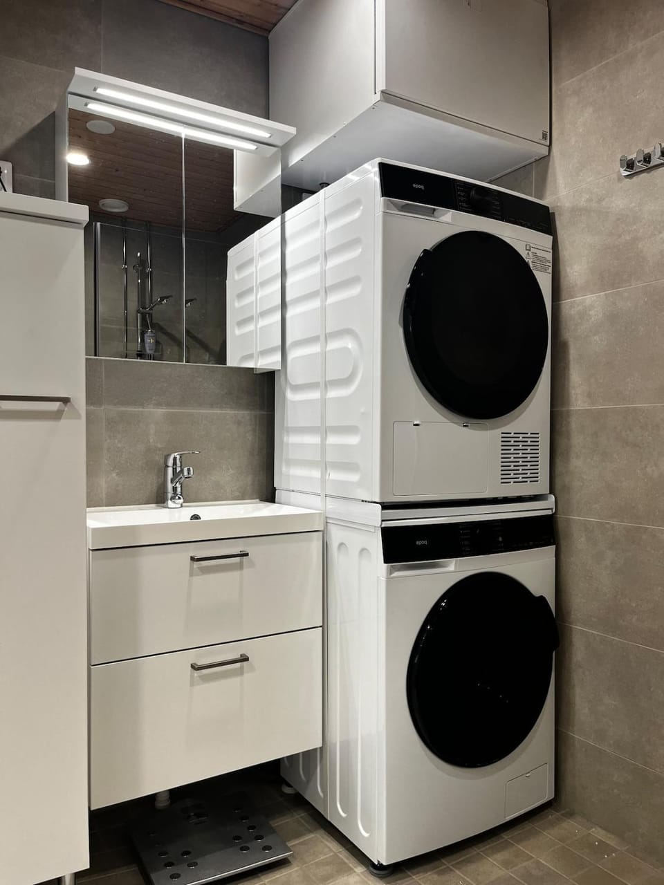 Bathroom, washing machine