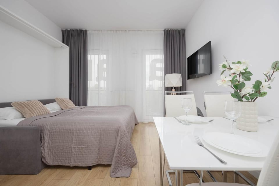 Bed, TV and multimedia, Living room