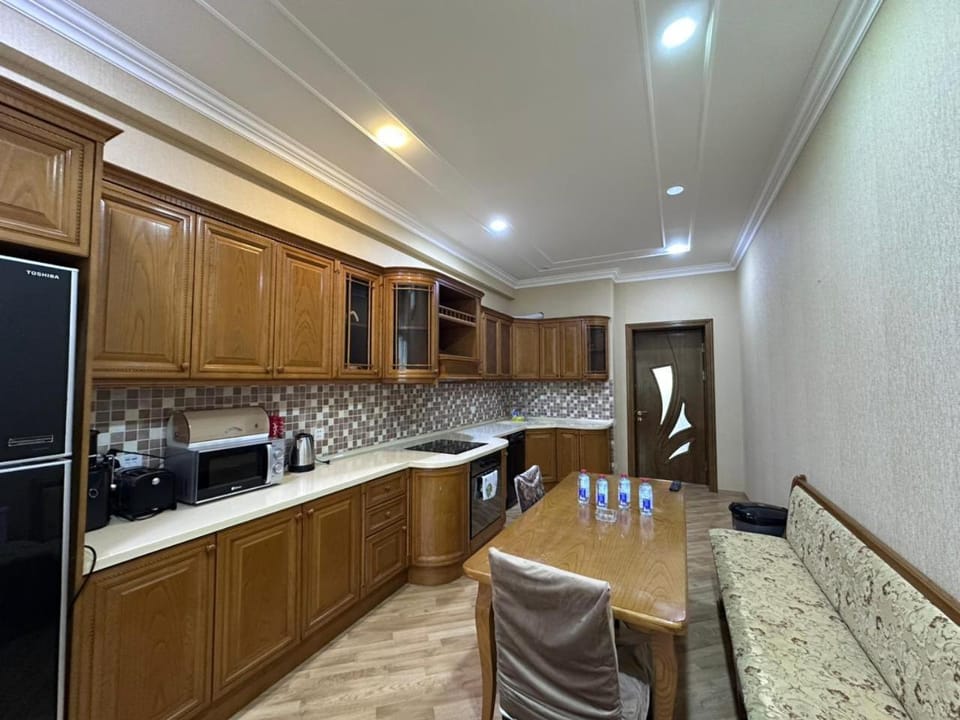 Kitchen or kitchenette, Dining area, minibar, oven, stove