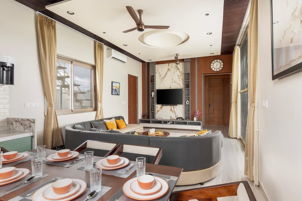 Communal lounge/ TV room, TV and multimedia, Living room, Seating area, Dining area, Evening entertainment