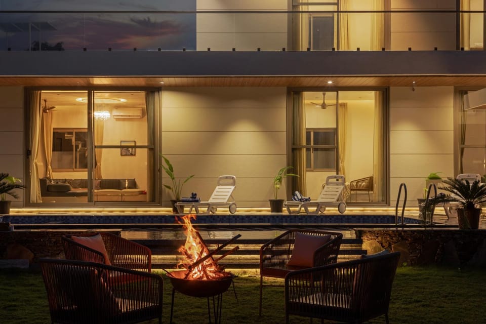 Property building, Garden, Seating area, fireplace