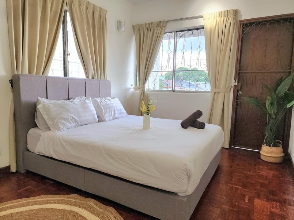 NEW! Landed Home in Damansara Jaya for up to 15pax 1 mins to Atria ,1 Utama,TTDI House in Petaling Jaya