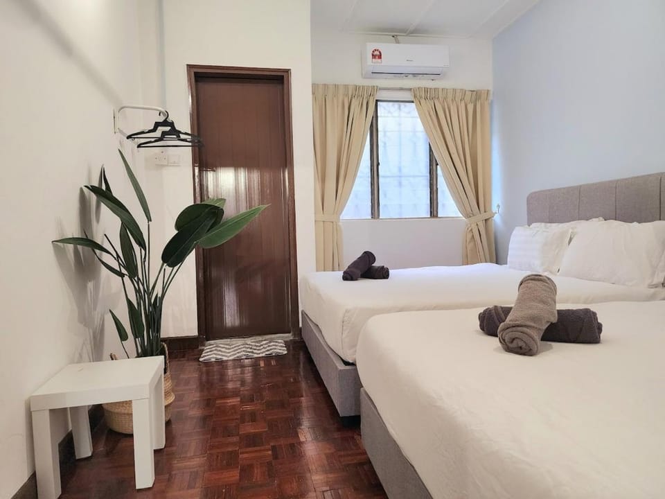 NEW! Landed Home in Damansara Jaya for up to 15pax 1 mins to Atria ,1 Utama,TTDI House in Petaling Jaya