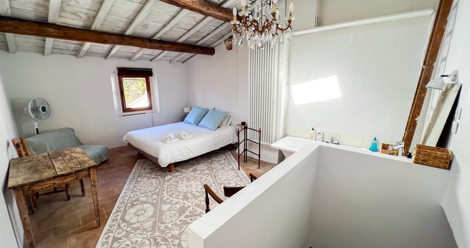 Bed, Photo of the whole room, Bedroom