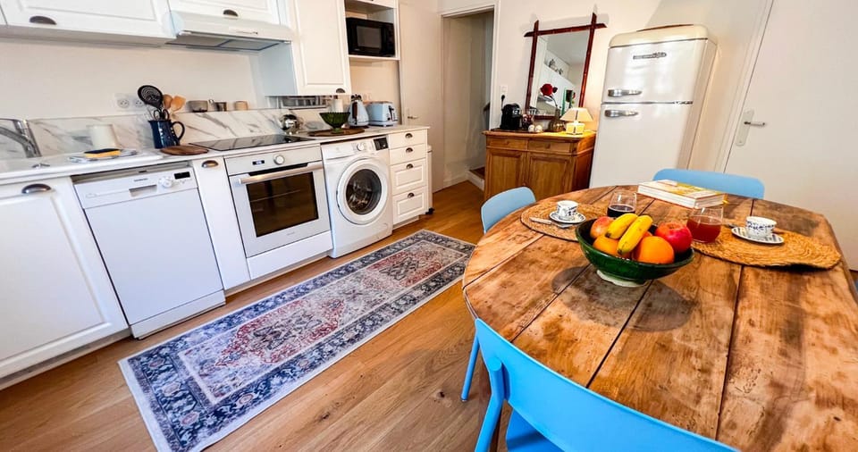 Coffee/tea facilities, Kitchen or kitchenette, Dining area, oven, toaster, washing machine