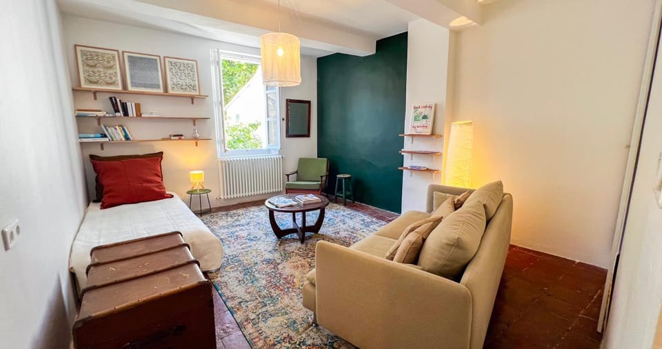 Bed, Living room, Photo of the whole room