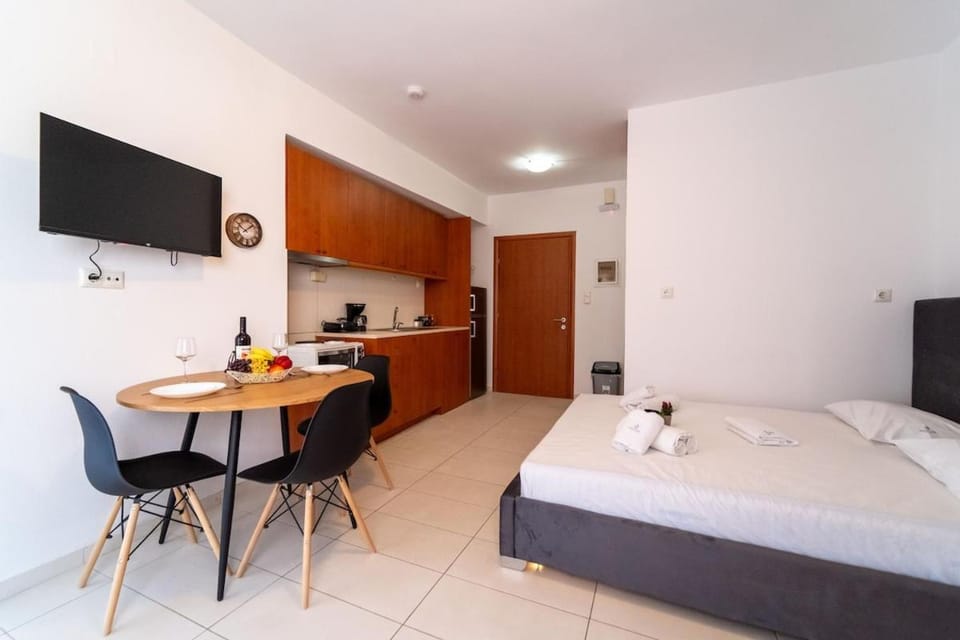 Bed, Kitchen or kitchenette, Dining area