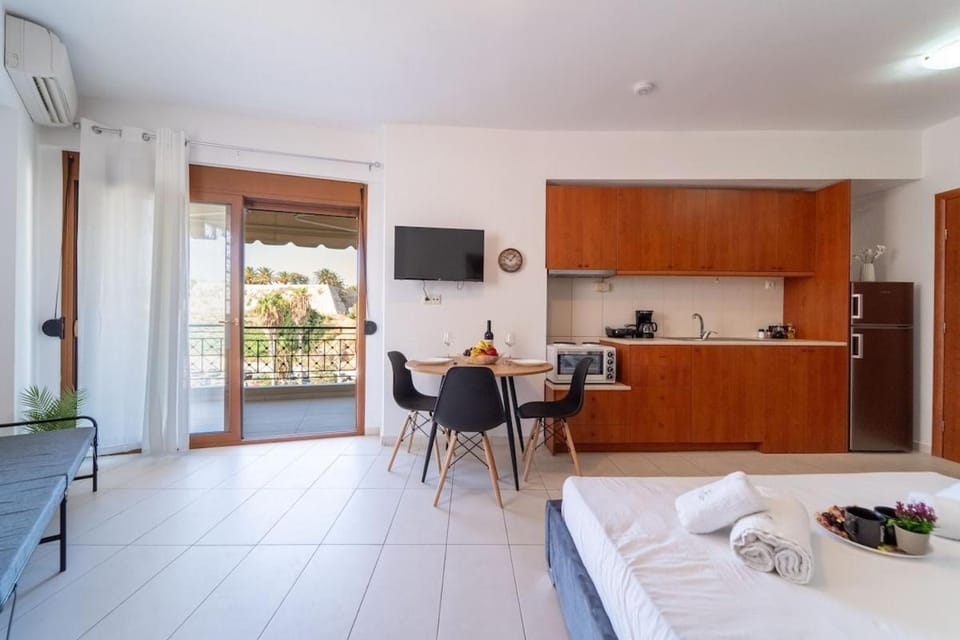 Bed, Living room, Photo of the whole room, Seating area, Dining area