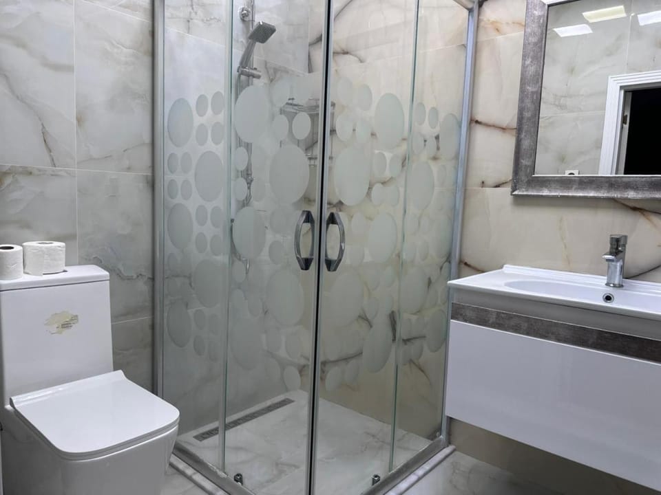 Shower, Toilet, Bathroom, towels