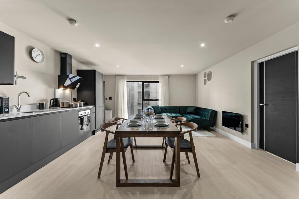 TV and multimedia, Kitchen or kitchenette, Living room, Seating area, Dining area, oven