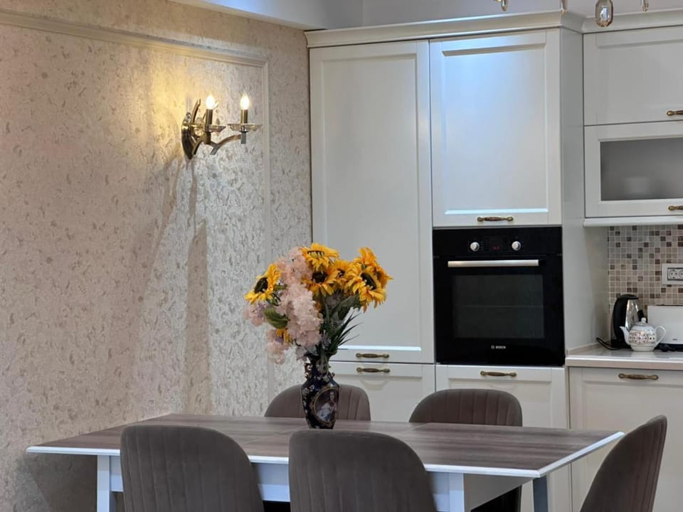 Kitchen or kitchenette, Dining area, minibar, stove