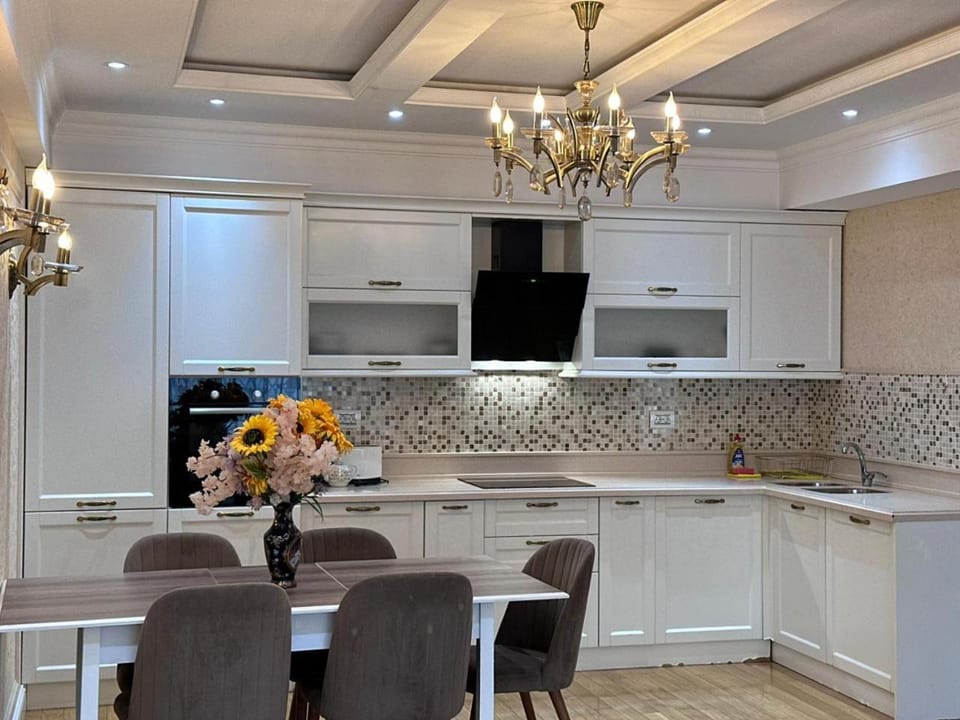 Kitchen or kitchenette, Dining area, minibar, stove