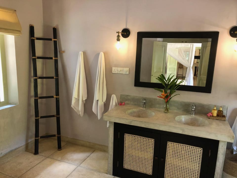 Bathroom, towels
