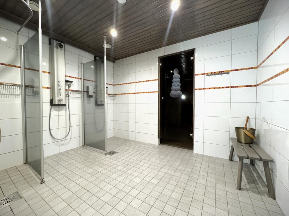 Shower, Sauna