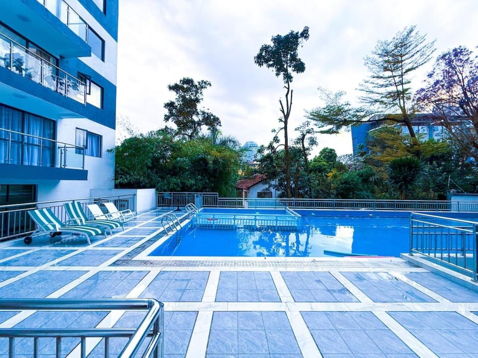 Property building, Day, Pool view, Swimming pool, Swimming pool, sunbed