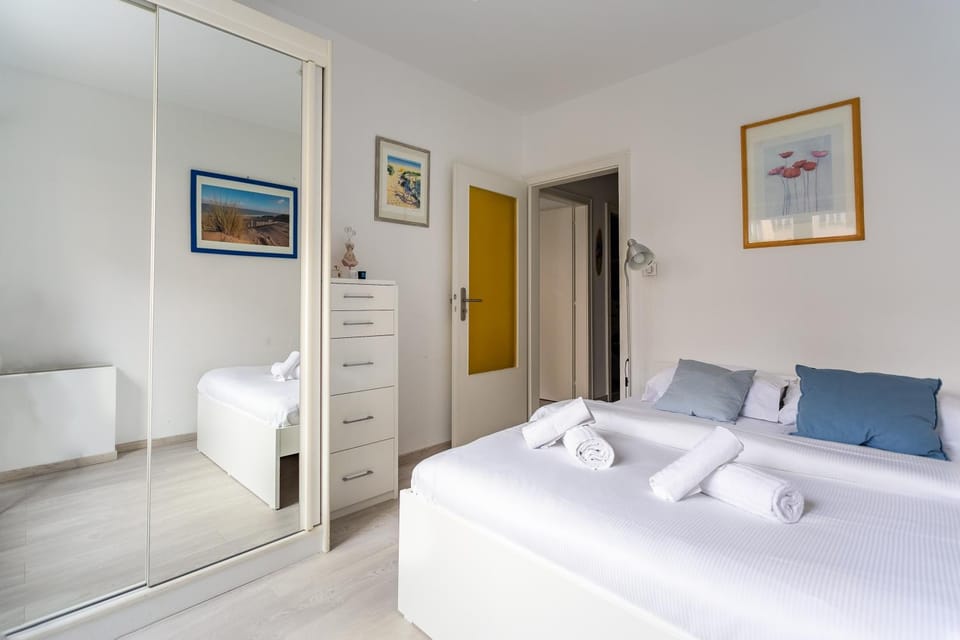 Photo of the whole room, Bedroom