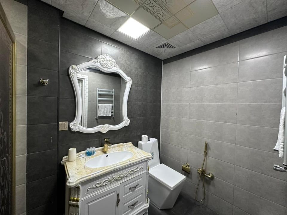 Shower, Toilet, Bathroom, towels