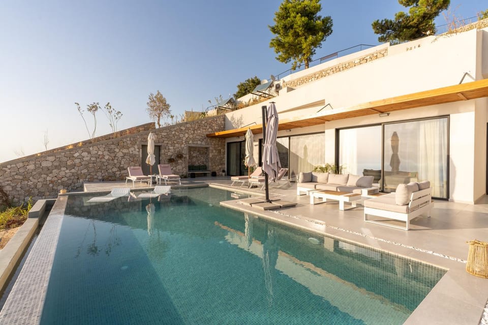 Property building, Swimming pool, sunbed