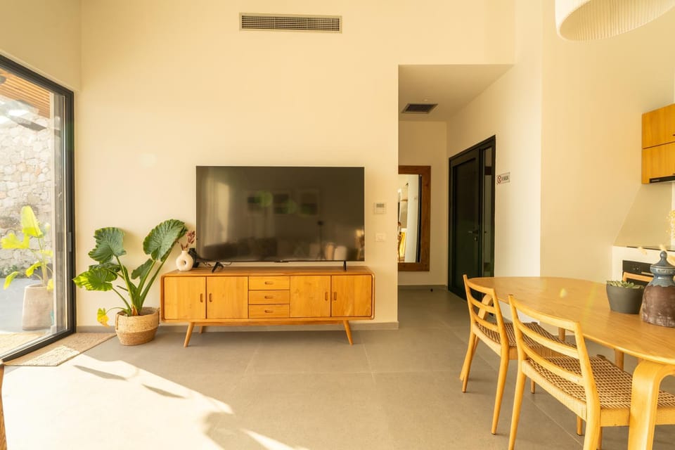 TV and multimedia, Living room, Dining area