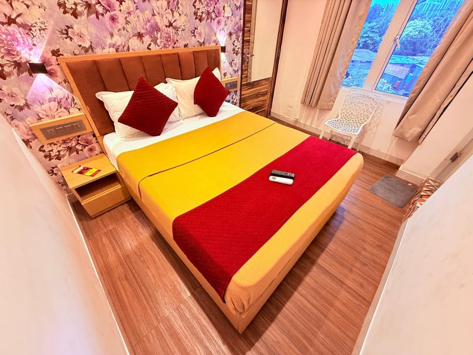 Photo of the whole room, towels