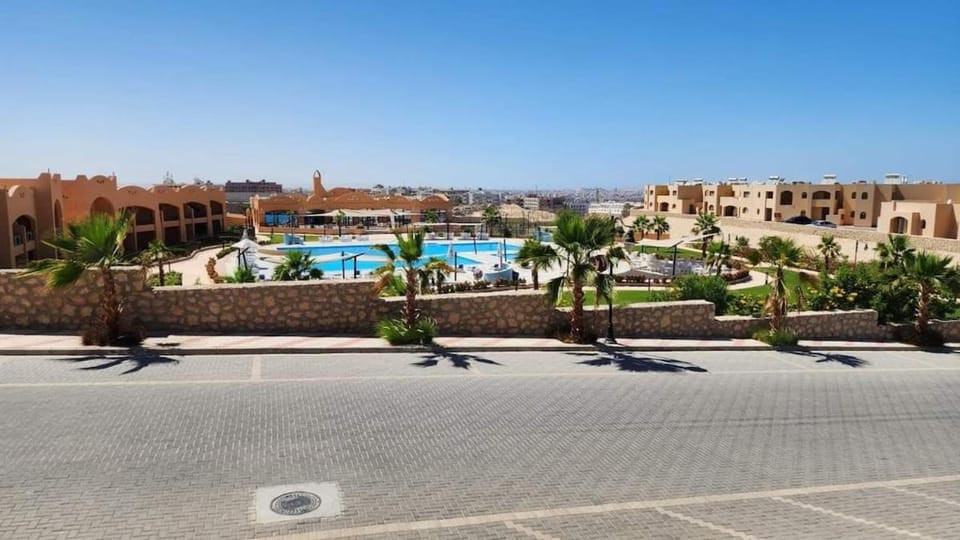 Property building, Day, Pool view, Swimming pool