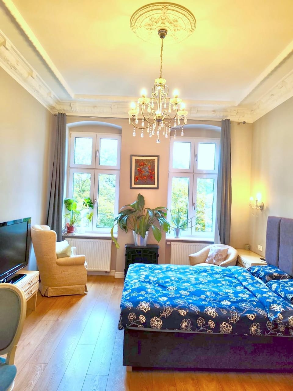 Bed, TV and multimedia, Seating area, Bedroom