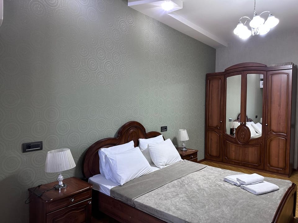 Bed, Bedroom, towels