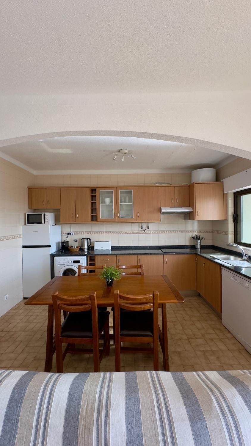 Coffee/tea facilities, Kitchen or kitchenette, Dining area, dishwasher, microwave, stove, toaster, washing machine