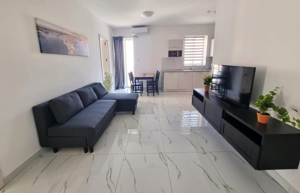 Communal lounge/ TV room, Living room, Decorative detail, Seating area, air conditioner