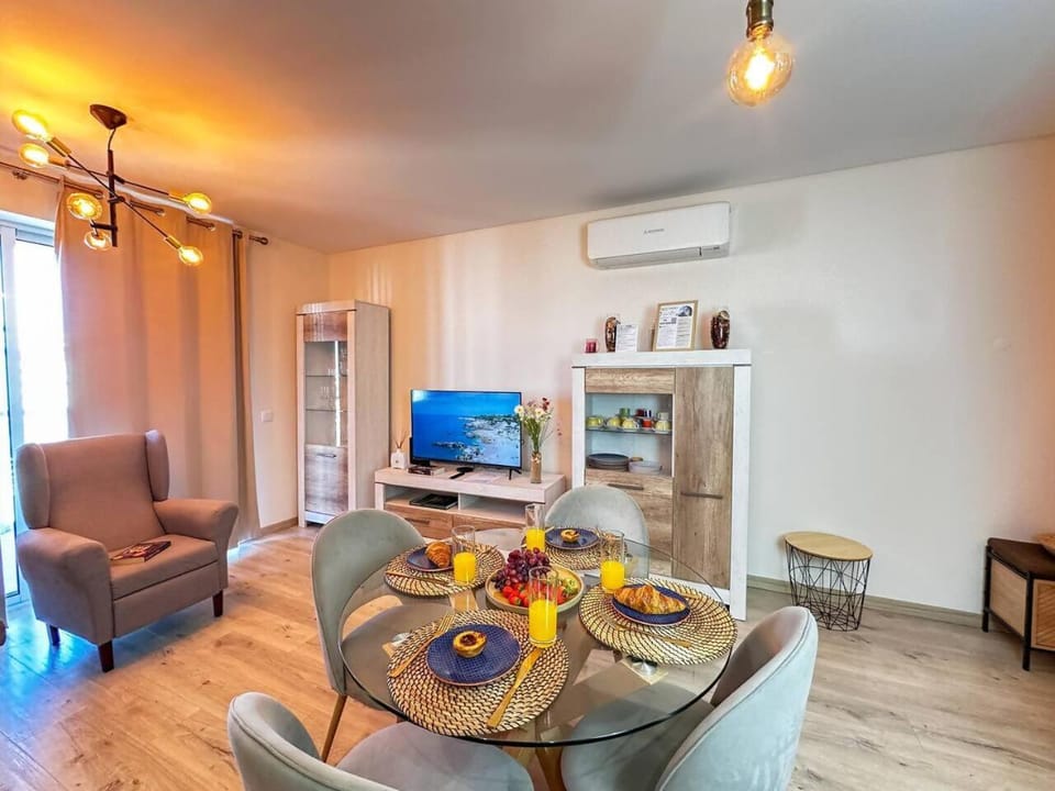 TV and multimedia, Living room, Dining area
