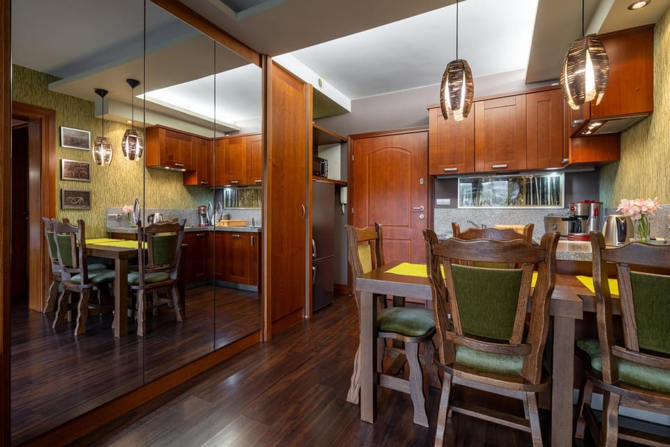 Kitchen or kitchenette, Dining area