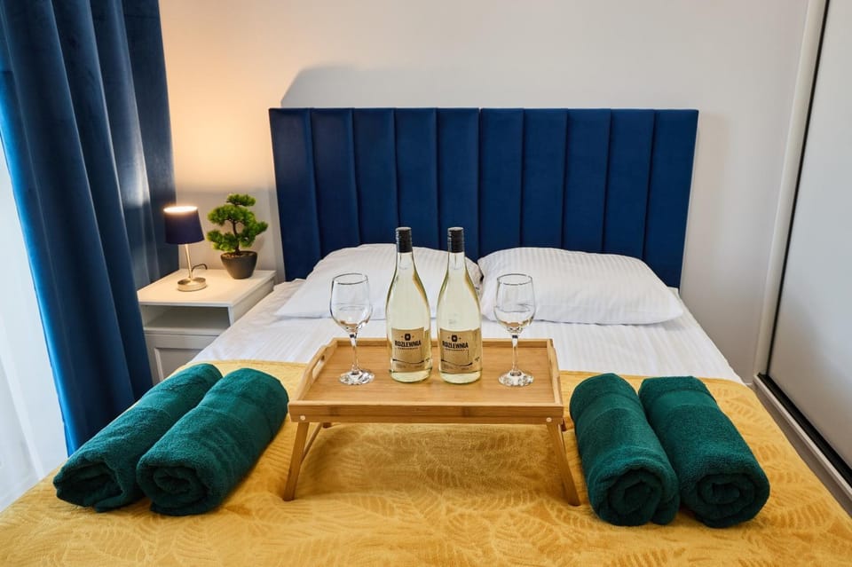 Bed, Bedroom, towels, towels