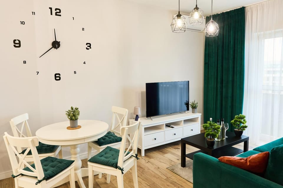 Bed, TV and multimedia, Living room, Dining area