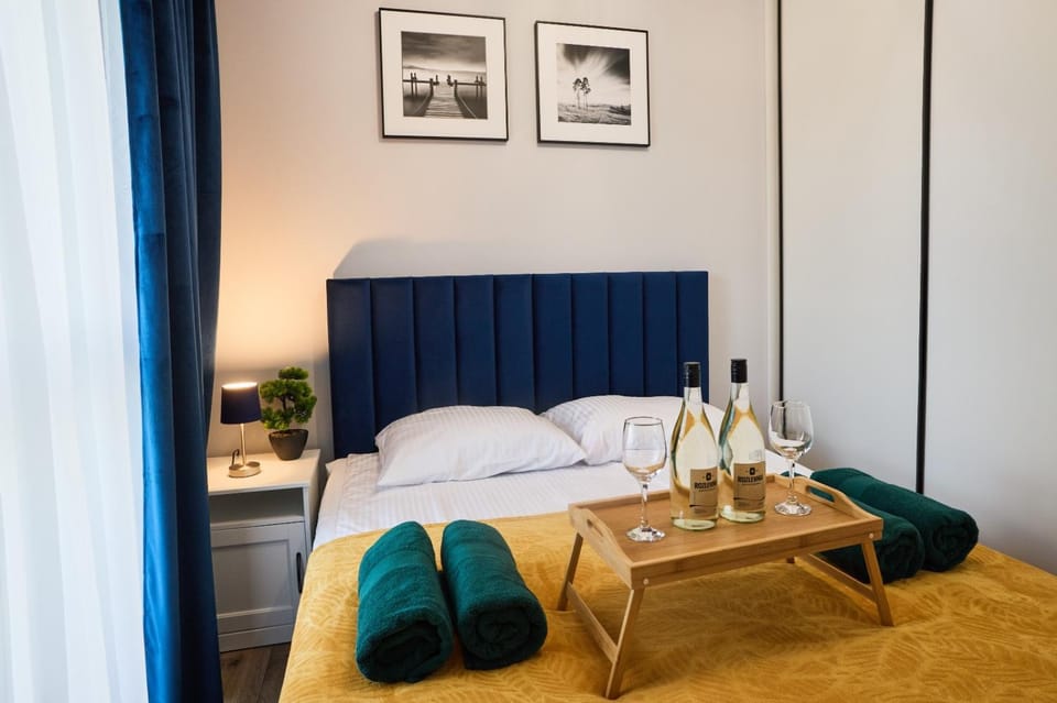 Bed, Bedroom, towels, towels